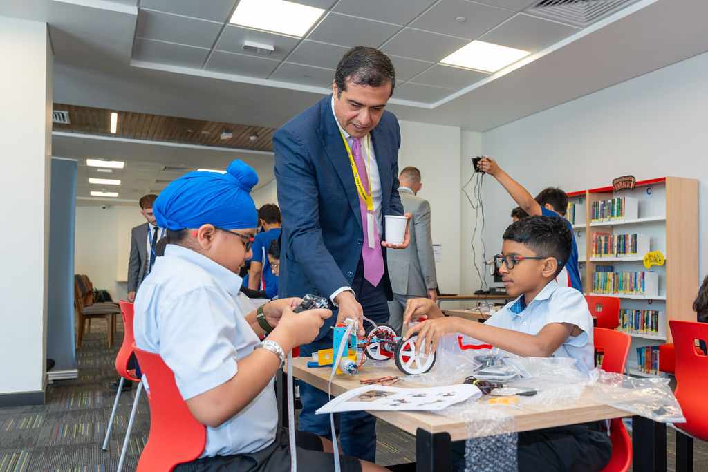 Wael Zaoud (Boeing) and students